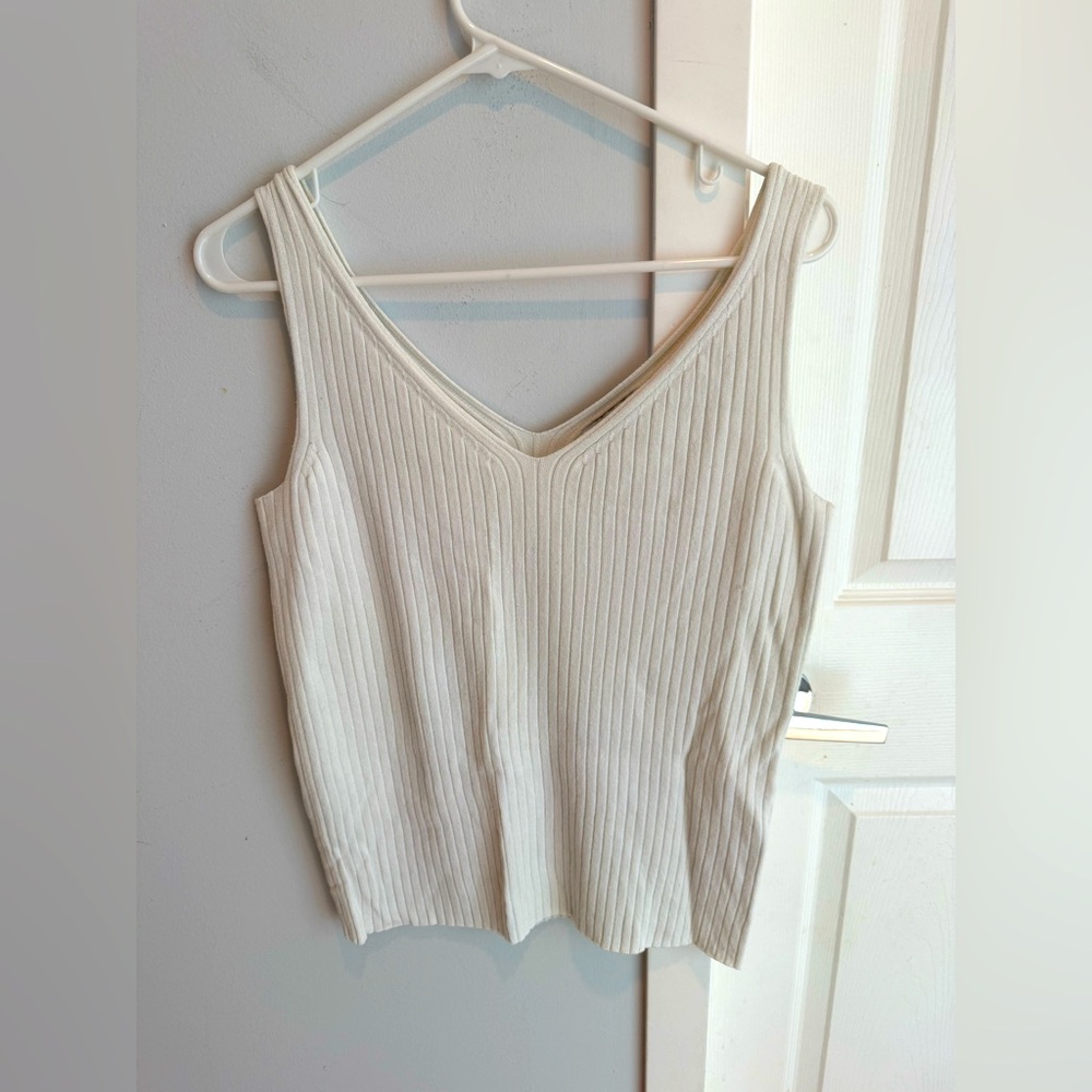 Nine West ribbed v-neck tank, size M